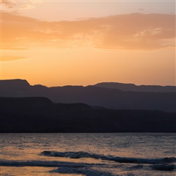 Ervaar de Magie: Bekijk de Adembenemende Zonsondergang op het Strand van Kreta